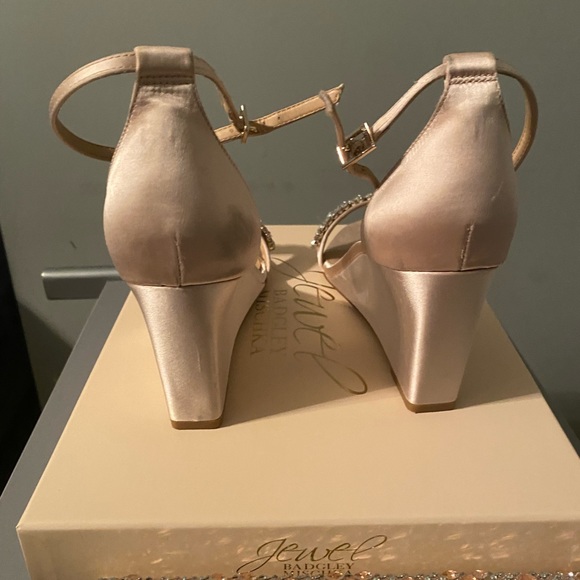 Elegant - Picture 3 of 4